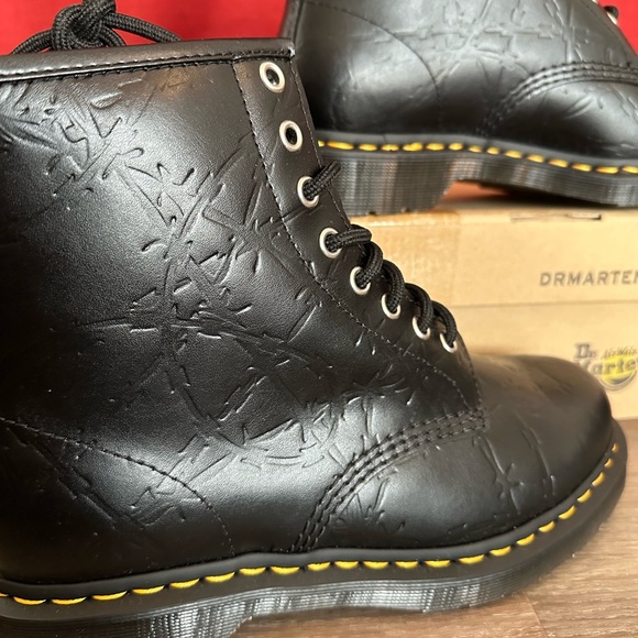Dr. Martens 1460 8-Eye Barbed Wire Embossed Boots Unisex NIB men’s size 10 - Picture 3 of 7